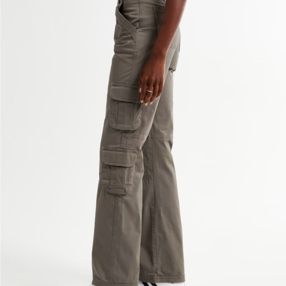 Abercrombie Women’s Relaxed Cargo Pants - Picture 5 of 10
